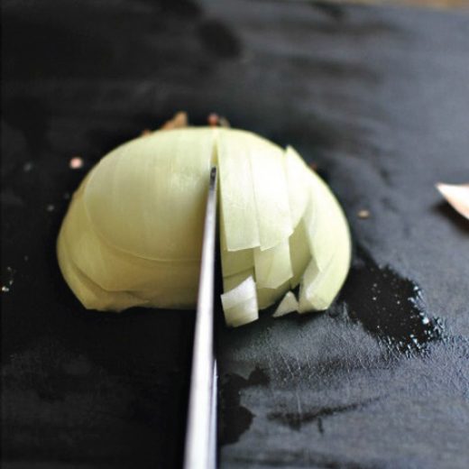 Photo of vertically cutting onion in half