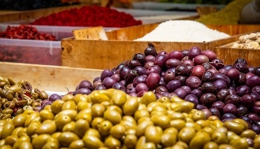 a photo of fermented olives. 