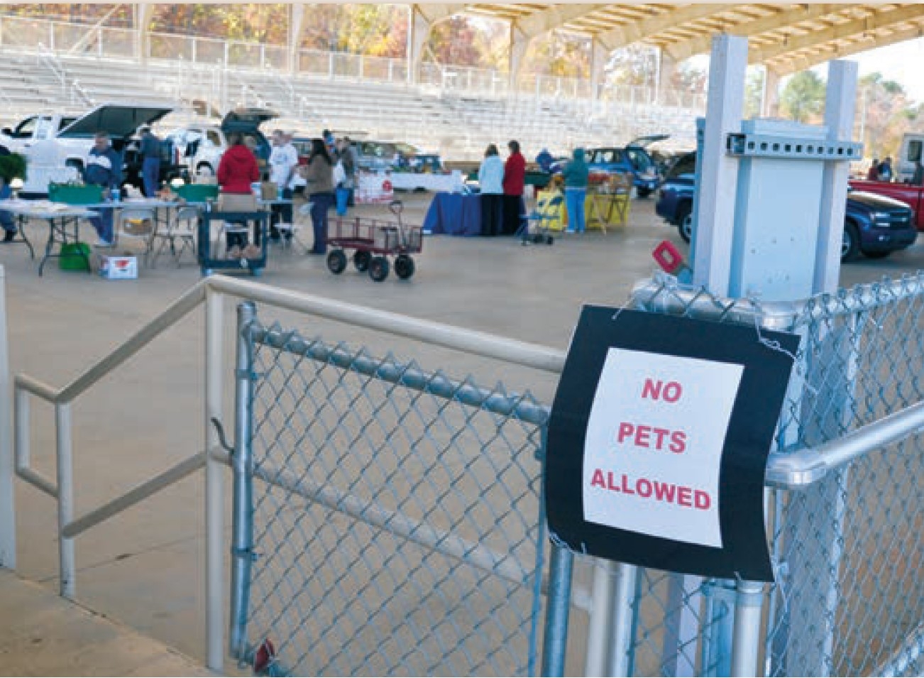 "No Pets Allowed" sign in market