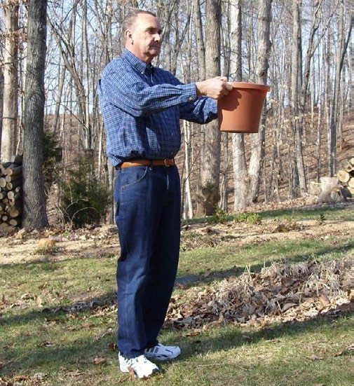 A man demonstrating the exercise outside.